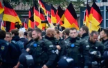 Encadrés par les forces de l'ordre, des partisans du parti d'extrême droite AfD défilent à Chemnitz dans l'est de l'Allemagne le 1er septembre 2018