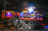 Des décombres devant un bar qui a rouvert sur l'avenue côtière d'Acapulco, le 5 novembre 2023, deux semaines après le passage de l'ouragan Otis au Mexique