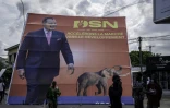 Une affiche électorale du président sortant de la République du Congo et candidat à la présidence du Parti travailliste congolais (PCT), Denis Sassou Nguesso, le 28 février 2026 à Pointe-Noire, au Congo
