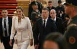 Peter Magyar (d) Agnes Forsthoffer, future présidente du Parlement, arrivent à l'assemblée, à Budapest, le 9 mai 2026