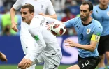 Antoine Griezmann à la lutte avec le capitaine uruguayen Diego Godin en quart de finale, le 6 juillet 2018 à Nijni Novgorod 