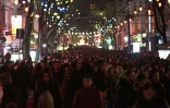 La foule sort dans les rues de Lyon célébrer le 8 décembre 2016 la traditionnelle Fête des Lumières, qui marque depuis 1852 la fête de l'Immaculée conception de Marie