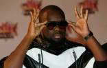 Le rappeur Maitre Gims pose à son arrivée au Palais des Festivals à Cannes le 7 novembre 2015