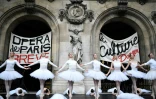 Des danseuses de l'Opéra de Paris en grève donnent un mini-spectacle devant le Palais Garnier, le 24 décembre 2019 à Paris

