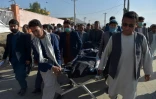 Le corps d'une écolière tuée dans un attentat à la bombe est transporté pour être enterré à Dasht-e-Barchi, près de Kaboul, le 9 mai 2021