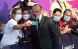 Le maire du Havre et ancien Premier ministre Edouard Philippe pris en selfie à Deauville le 3 septembre 2021