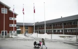 Une femme et ses enfants à Nuuk, capitale du Groenland, en avril 2018