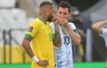 Les star du Brésil Neymar Jr et de l'Argentine échangent des confidences avant le coup d'envoi de leur match à Sao Paulo, le 5 septembre 2021 