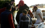 Une femme débarque d'un bateau, le 21 mars 2019 à Mossoul, en Irak