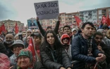 "Je te promets, tu vas gagner" assure la pancarte d'un partisan de  Kemal Kilicdaroglu, candidat de l'opposition turque qui défiera Recep Tayyip Erdogan le 14 mai dans les urnes, à Canakkale, dans le nord-ouest du pays, le 11 avril 2023