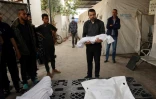 Un homme porte le corps d'un enfant tué lors d'un bombardement israélien, devant la morgue d'un hôpital de Rafah, dans le sud de la bande de Gaza, le 27 avril 2024
