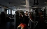 Isaac, jeune homme transgenre, dans un club de fitness à Clermont-Ferrand, le 4 février 2025 dans le Puy-de-Dôme