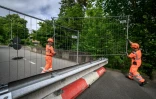 Installation d'une barrière pour fermer la frontière entre Hermance en Suisse et Chens sur Leman en France, avant le sommet du G7 à Evian, le 11 juin 2026