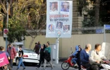 Une affiche dans une rue de Téhéran, le 2 avril 2024, montrant des responsables de l'armée israélienne, leurs visages entourés d'un cercle rouge, après une frappe imputée à Israël sur le consulat iranien à Damas, en Syrie
