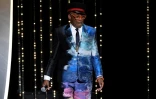 Le président du jury Spike Lee arrive à la soirée de clôture du Festival de Cannes, le 17 juillet 2021 à Cannes