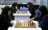 Les joueuses d'échec iraniennes, Mitra Hejazipour et Sara Khademalsharieh, devant un échiquier dans une salle de la Fédération d'échecs, le 10 octobre 2016 à Téhéran