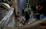 Un ouvrier égyptien Egyptian workers prépare du plastique en vue de son recyclage dans une usine de la "ville des déchets, dans le quartier de Manshiyet Nasser, au Caire, le 6 juillet 2026.