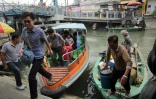 Des touristes reviennent d'un tour en bateau pour voir les dauphins roses, à Tai O, à Hong Kong, le 4 novembre 2015