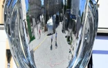 Une réplique géante du trophée de la Supercoupe d'Europe, dont l'édition 2026 opposera le Paris Saint-Germain à Aston Villa, installée dans le centre-ville de Salzbourg, le 10 août 2026