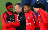 Serge Aurier (G), le 1er avril 2016 lors de l'entraînement du Paris SG à Saint-Germain-en-Laye