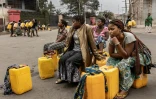 Des habitants attendent pour pouvoir remplir d'eau leurs jerrycans le 29 janvier 2025 à Goma, en RDC