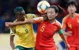 La Chinoise Haiyan Wu (d) à la lutte avec la Sud-Africaine Thembi Kgatlana au Mondial féminin, le 13 juin 2019 au Parc des Princes 