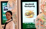 Dans un ancien restaurant McDonald's rebaptisé "Vkousno i totchka" (Délicieux. Point), à Moscou le 12 juin 2022