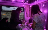 Des passagères de l'Express de l'Est se préparent à dîner dans leur compartiment pendant le voyage entre Ankara et Kars, en Turquie, le 5 janvier 2022