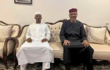 Photo diffusée sur la page Facebook du dirigeant tchadien Mahamat Idriss Déby Itno le montrant (g) à côté du président nigérien déchu Mohamed Bazoum (d) à Niamey, le 30 juillet 2023