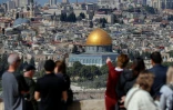 Des touristes admirent depuis le mont des Oliviers la vue sur la vieille ville de Jérusalem et notamment la mosquée Al-Aqsa, sur le dôme du Rocher, le 18 février 2022