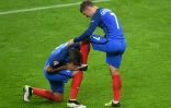 Antoine Griezmann félicité par son coéquipier Dimitri Payet après un but contre l'Islande lors de l'Euro, le 3 juillet 2016 au Stade de France
