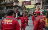 Des sauveteurs se préparent à partir rechercher des survivants le 10 août 2017 à Zhangzha dans la province du Sichuan (sud-ouest de la Chine) au surlendemain d'un puissant séisme qui a fait au moins 20 morts