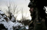Des militaires ukrainiens se tiennent en position, le 16 février 2021, sur la ligne de front avec les séparatistes soutenus par la Russie dans la région de Donetsk.