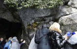Des pélerins en prière à la grotte Massabielle le 11 février 2016 à Lourdes