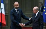 Le Premier ministre Edouard Philippe serre la main de Gérard Collomb, ministre de l'Intérieur qui vient de démissionner, le 3 octobre 2018 à Paris