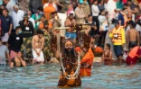 Un homme se baigne dans le Ganges pendant le festival religieux Kumbh Mela Ă Haridwar, le 12 avril 2021.