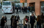 Des proches de victimes du crash de l'avion de la Germanwings arrivent à Marseille pour une première cérémonie de recueillement, le 23 mars 2016