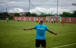 L'entraîneur du FSC Marioupol donne ses consignes lors d'un match de préparation entre le FSC Marioupol et le FC Nyva, à Demydiv, à 20 km au nord du Kiev, le 20 août 2022