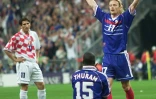 Lilian Thuram délivre la France face à la Croatie, sous les yeux du milieu Emmanuel Petit, le 9 juillet 1998 au Stade de France