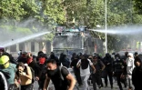 La police emploie des canons Ă eau contre des manifestants Ă Santiago du Chili, le 4 novembre 2019