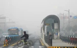 La ville de Lianyungang noyée sous un brouillard de pollution le 19 décembre 2016 dans la province du Jiangsu en Chine