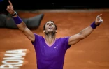 La joie de l'Espagnol Rafael Nadal, après sa victoire face au Serbe Novak Djokovic, en finale de l'Open d'Italie, le 16 mai 2021 au Foro Italico à Rome