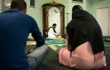 L'imam Mushin Hendricks dirige le début de la prière à la mosquée du "Cercle intérieur" à Cape Town, en Afrique du Sud, le 2 septembre 2016