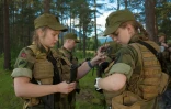 Des conscrites lors d'un entraînement militaire à Setermoen dans le nord de la Norvège le 11 août 2016