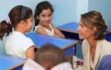 La Première dame syrienne Asma Al-Assad visite une école pour enfants de soldats tombés au combat, sur une photo fournie le 7 septembre 2017 par l'agence officielle SANA