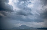 Le volcan Nyiragongo, vu depuis le lac Kivu, avec à ses pieds la ville de Goma, en République démocratique du Congo (RDC), le 29 septembre 2019