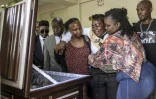 Des proches sur le cercueil de Christopher Njora Muronyo, un des "généraux oubliés" de l'insurrection Mau Mau dans les années 1950 au Kenya, le 14 février 2026 dans le comté kenyan de Nyandarua