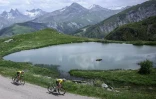 Tadej Pogacar (d) et Jonas Vingegaard près du Col de la Croix de Fer, lors de la 7e étape du Dauphiné, le 14 juin 2025