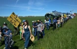 Des opposants à un projet de "mégabassines", réserves controversées d'irrigation agricole, manifestent le 11 mai 2024 près de Billom, dans le centre de la France