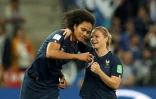 Les Françaises Wendie Renard (g) et Eugénie Le Sommer contre la Norvège au Mondial féminin, le 12 juin 2019 à Nice 